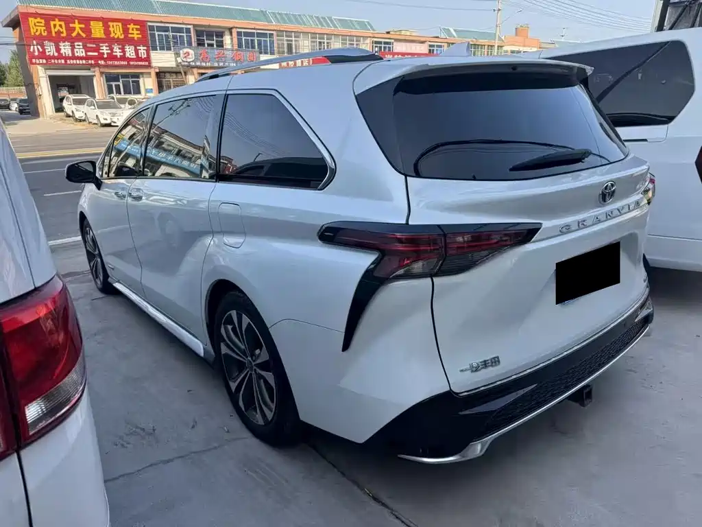 Toyota Granvia — фото 4