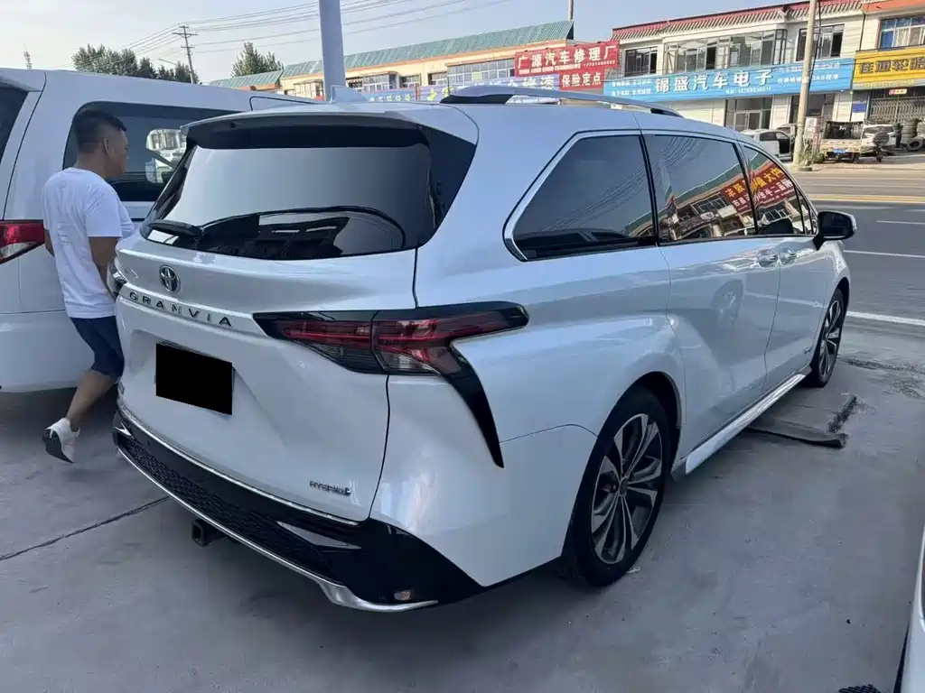 Toyota Granvia — фото 5