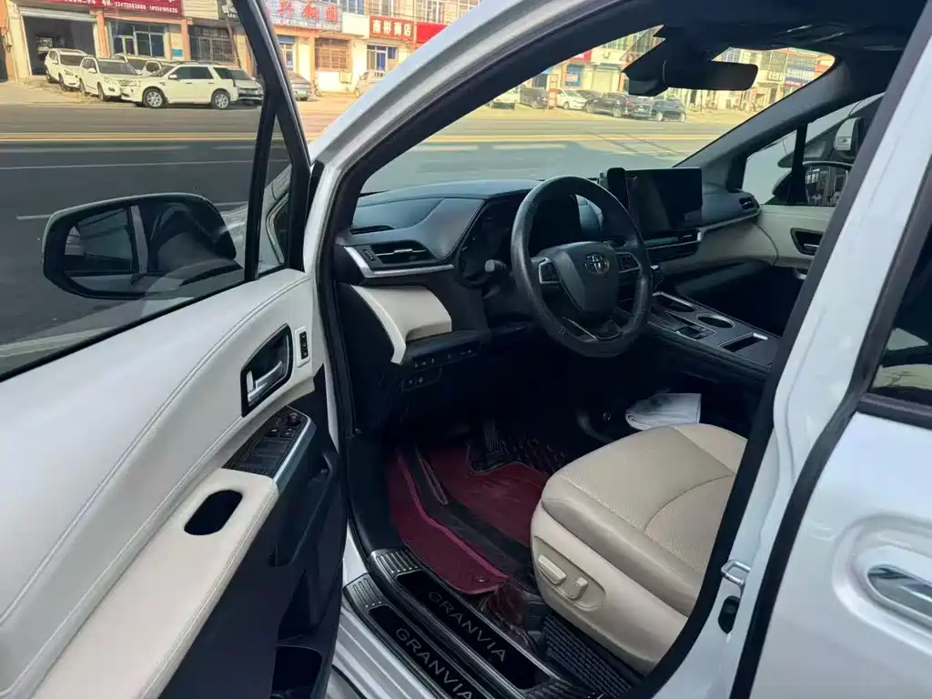 Toyota Granvia — фото 6