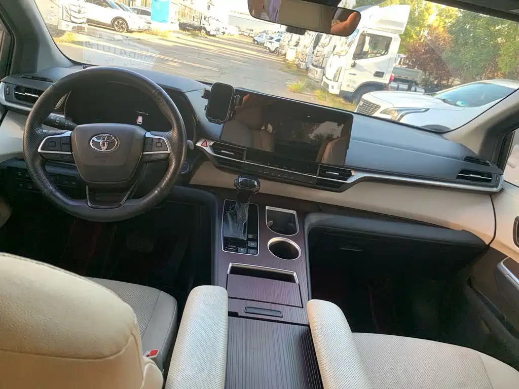 Toyota Granvia — фото 8