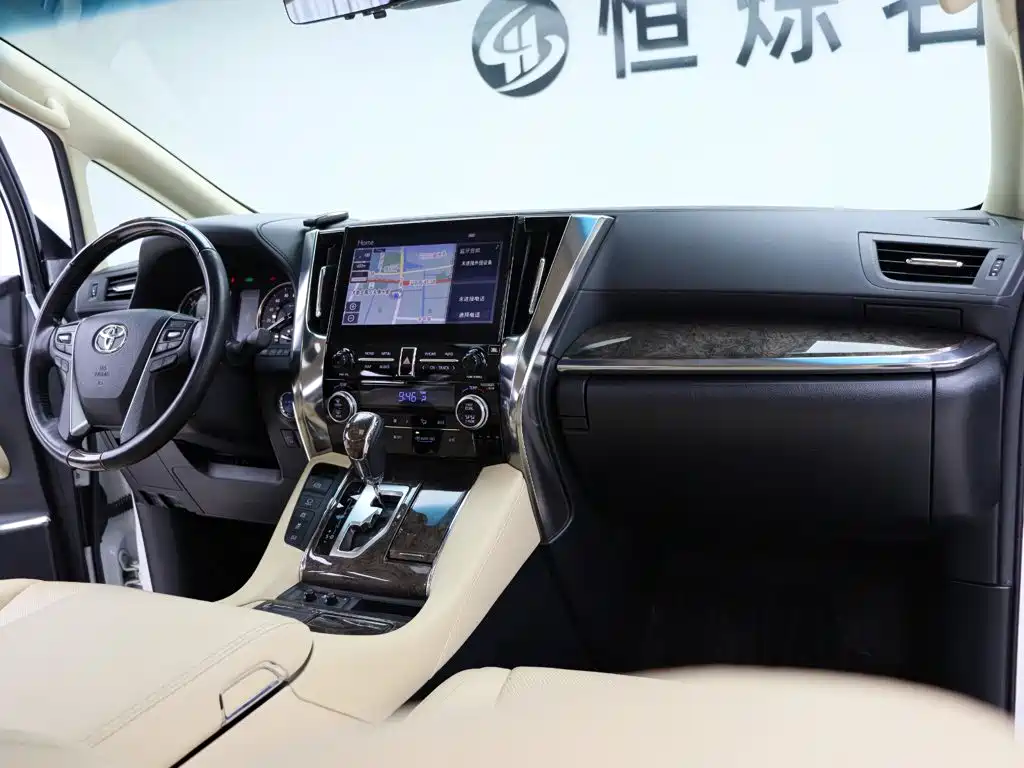 Toyota Alphard — фото 23