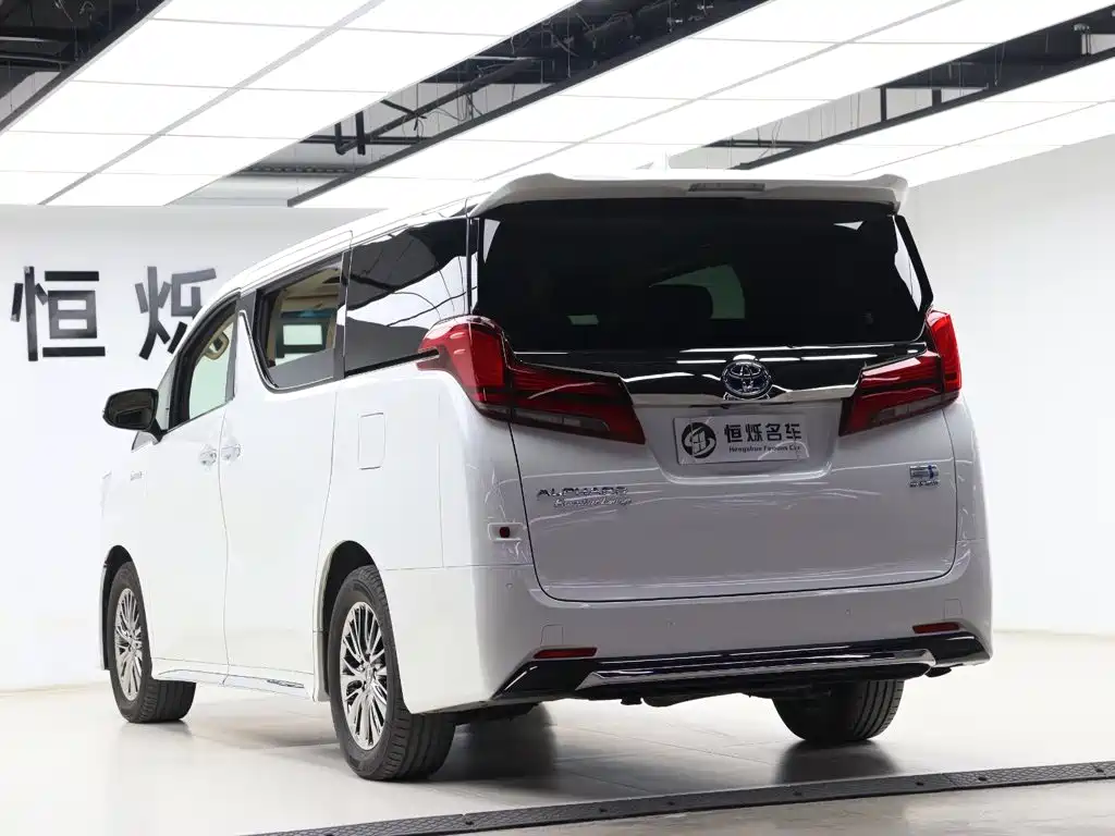 Toyota Alphard — фото 26