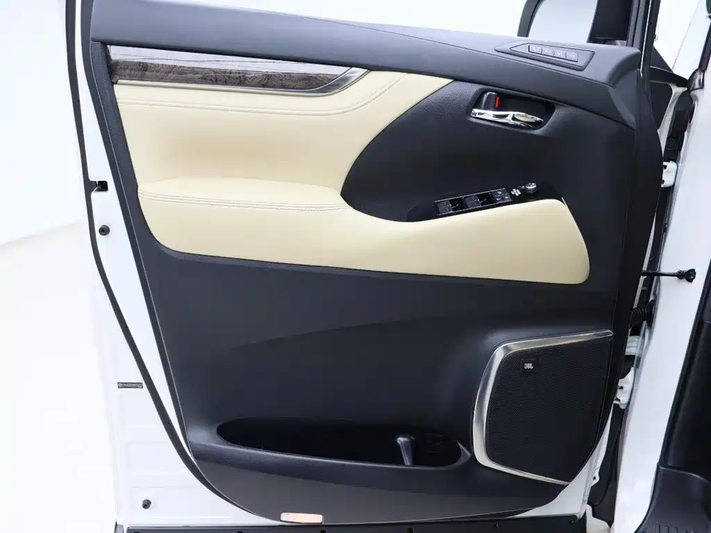 Toyota Alphard — фото 6