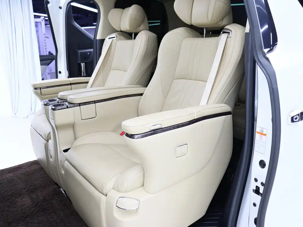 Toyota Alphard — фото 7
