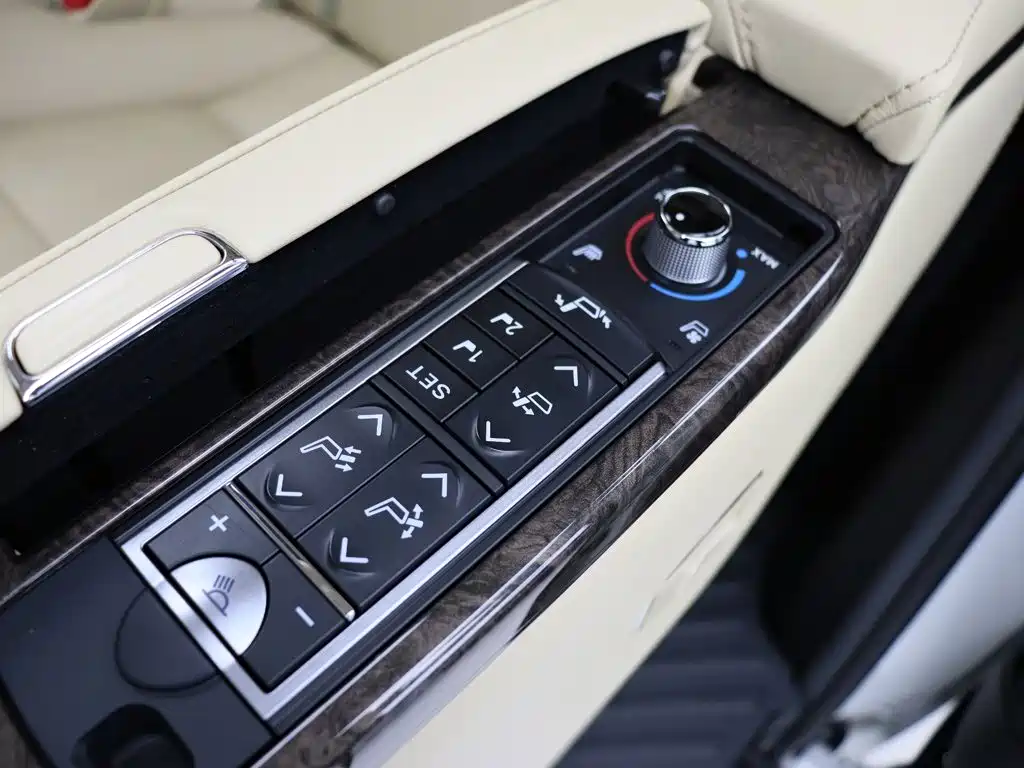 Toyota Alphard — фото 9