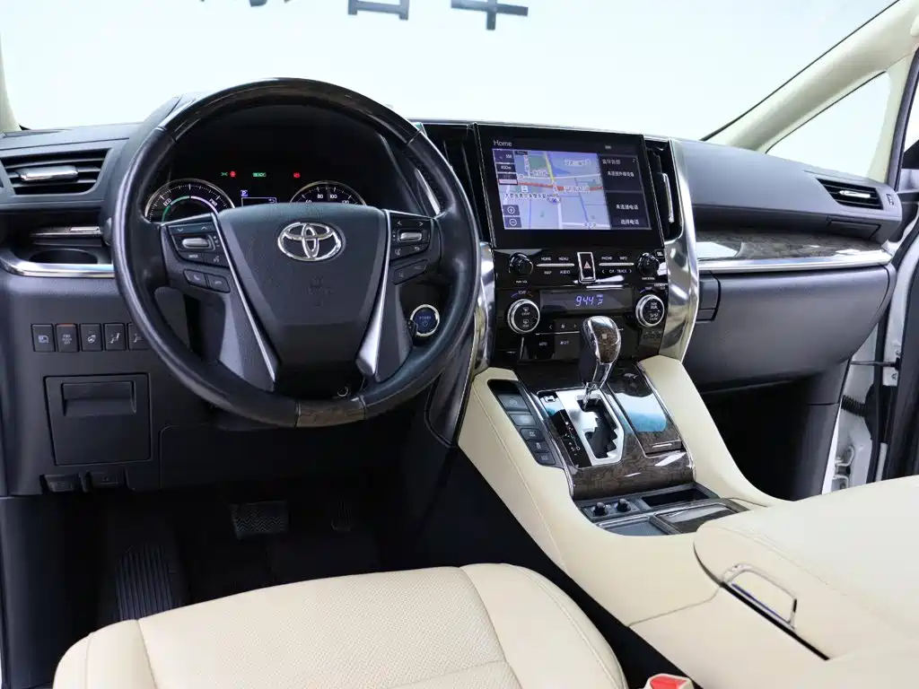 Toyota Alphard — фото 10