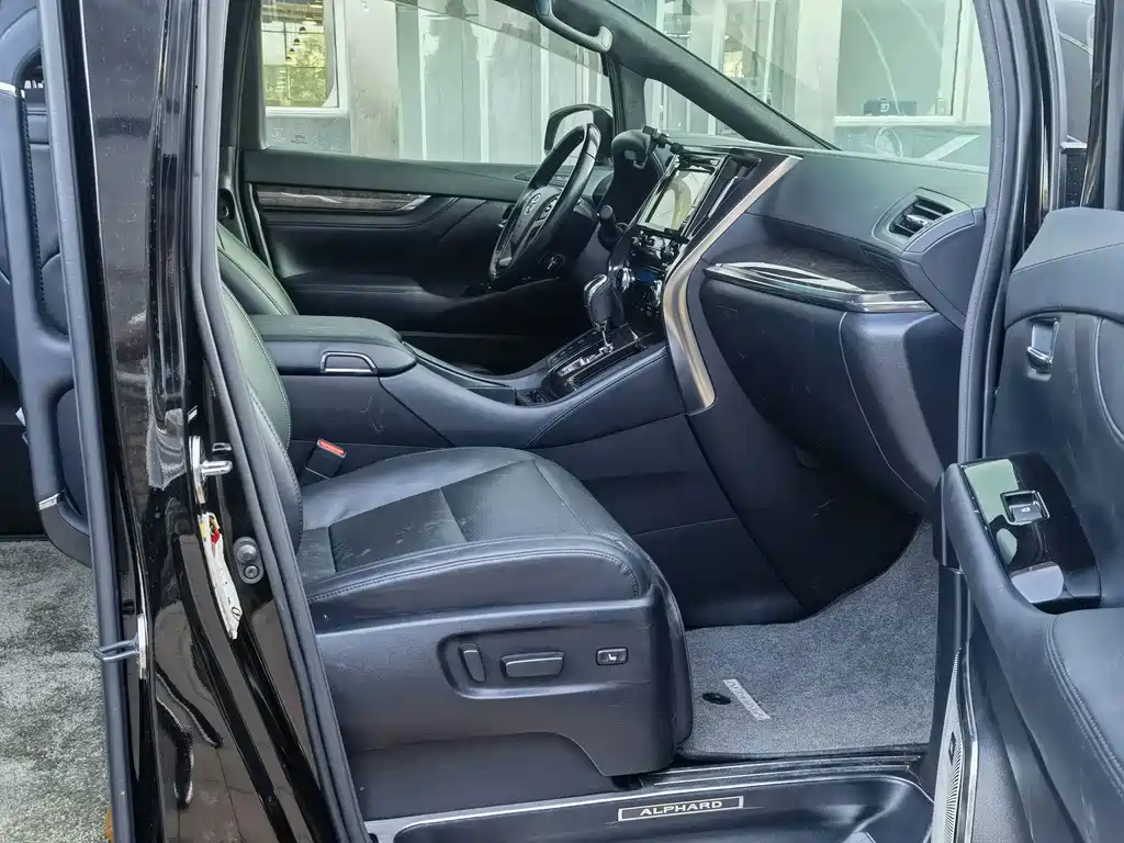 Toyota Alphard — фото 11