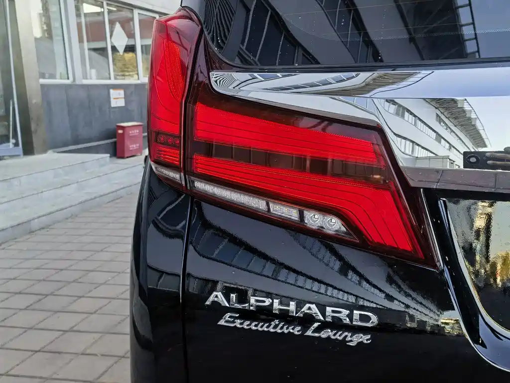 Toyota Alphard — фото 19