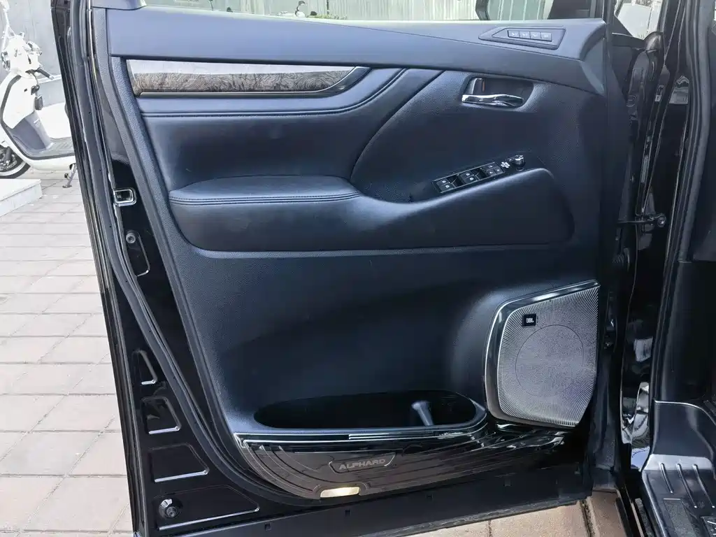 Toyota Alphard — фото 4