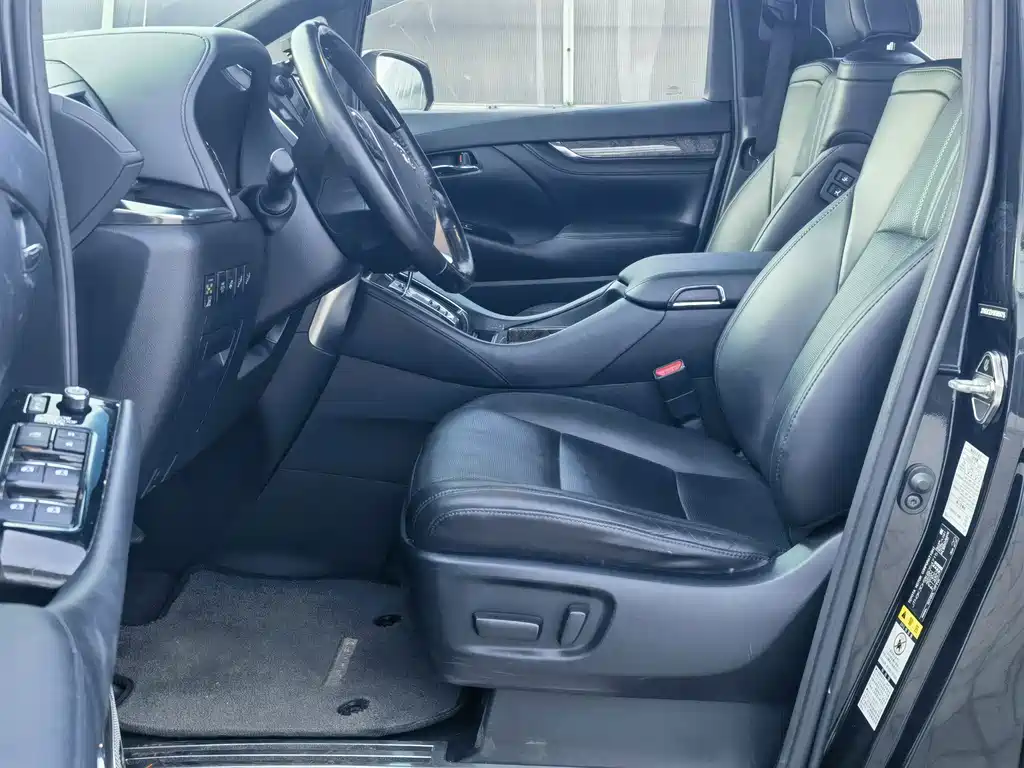 Toyota Alphard — фото 5