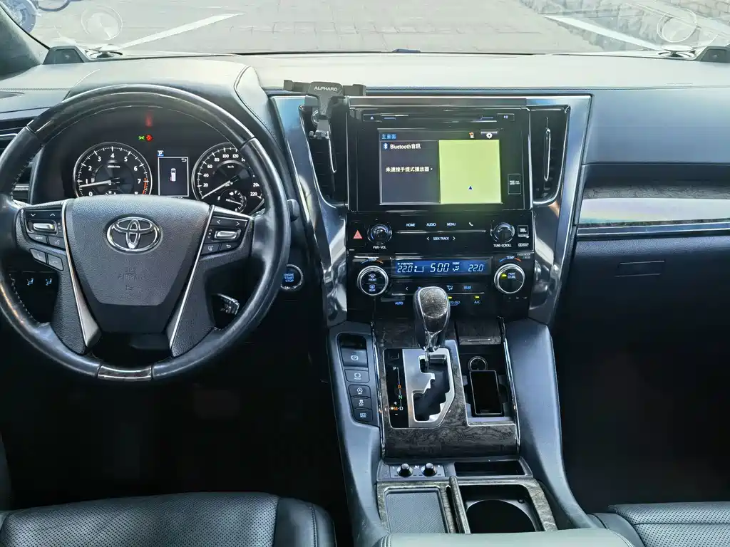 Toyota Alphard — фото 7