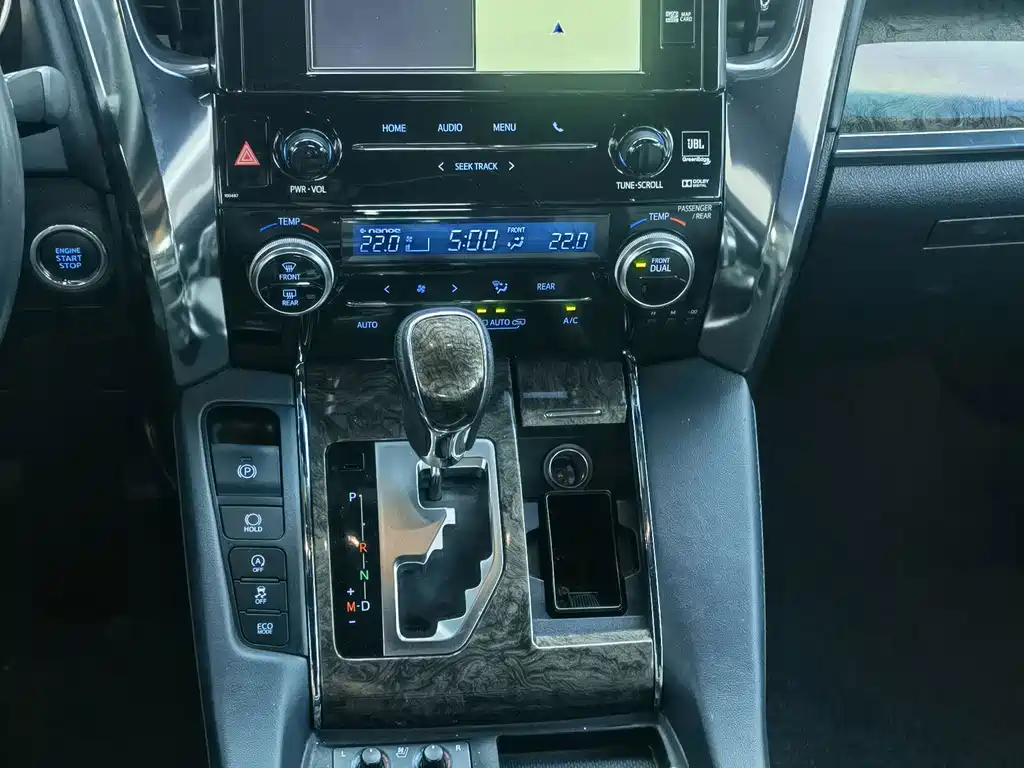 Toyota Alphard — фото 8