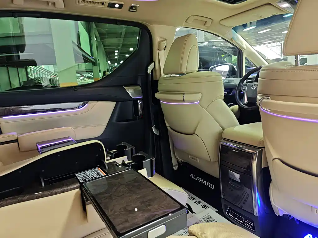 Toyota Alphard — фото 11
