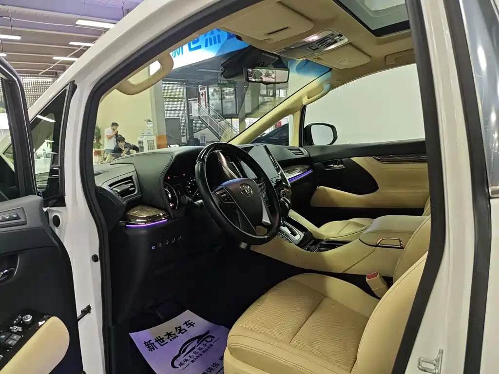 Toyota Alphard — фото 4