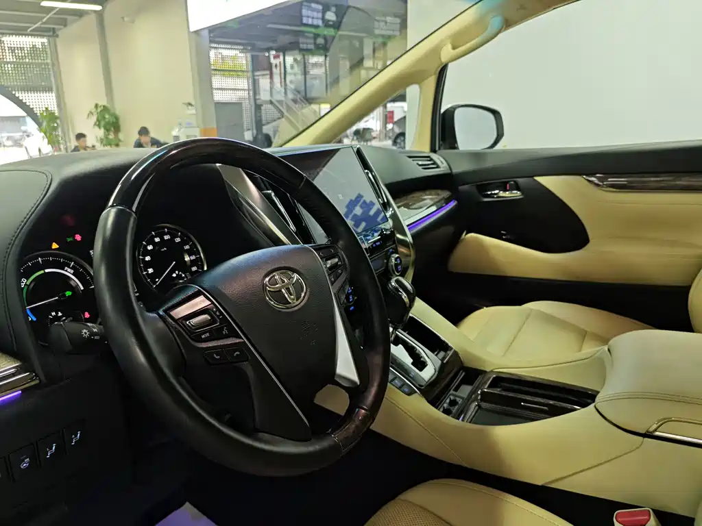 Toyota Alphard — фото 5