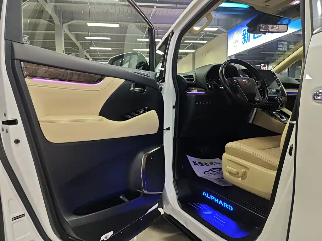 Toyota Alphard — фото 6