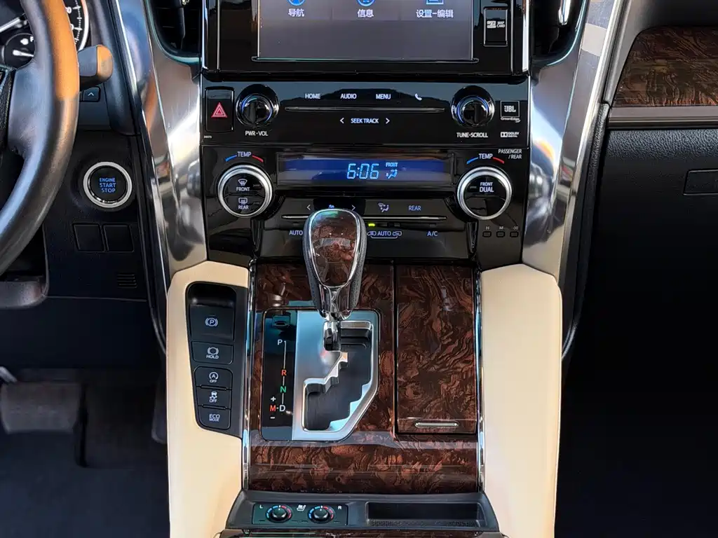 Toyota Alphard — фото 11
