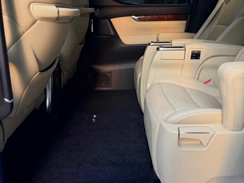 Toyota Alphard — фото 17