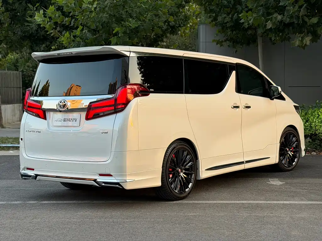 Toyota Alphard — фото 3
