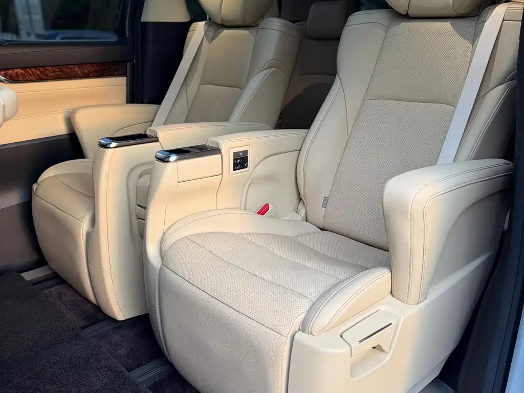 Toyota Alphard — фото 10