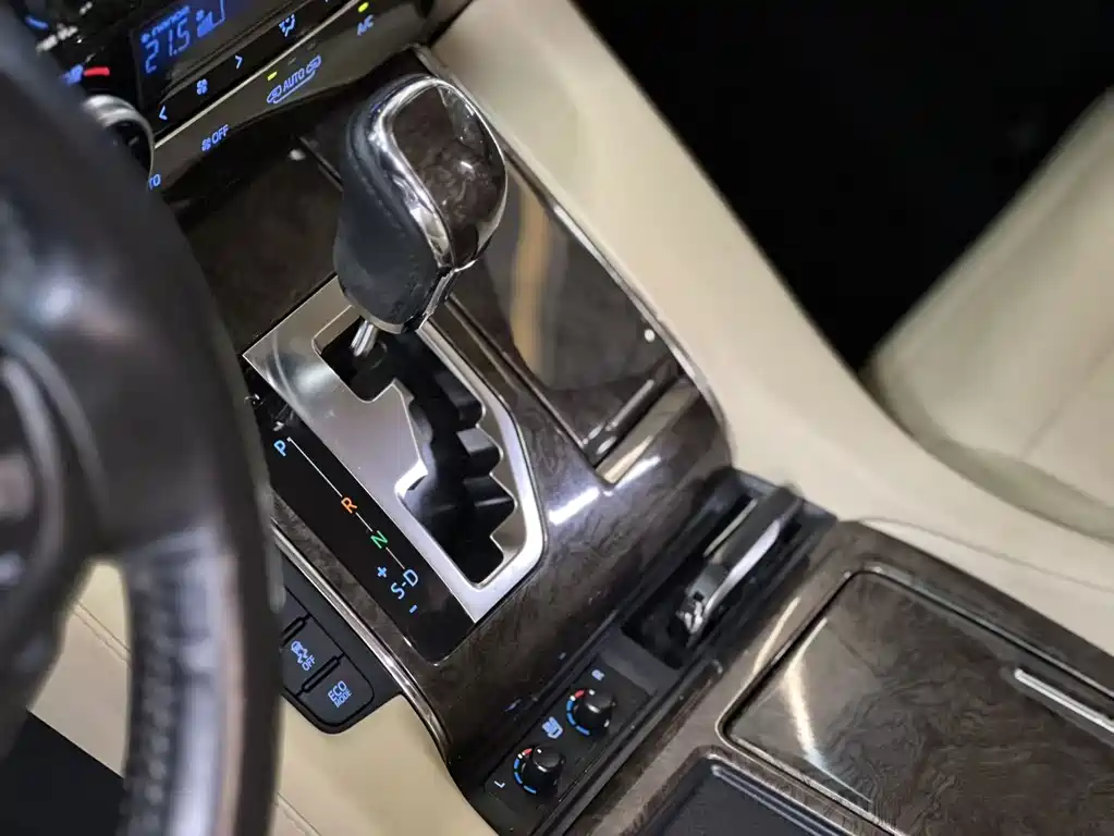 Toyota Alphard — фото 11