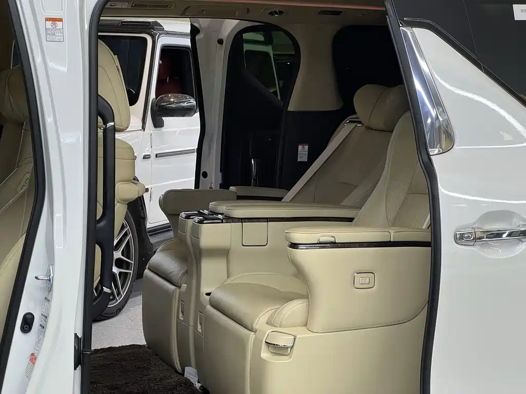 Toyota Alphard — фото 17