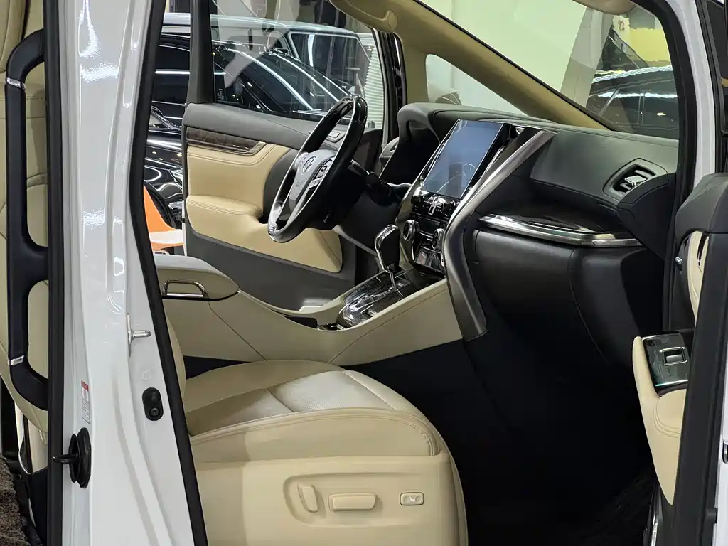 Toyota Alphard — фото 18