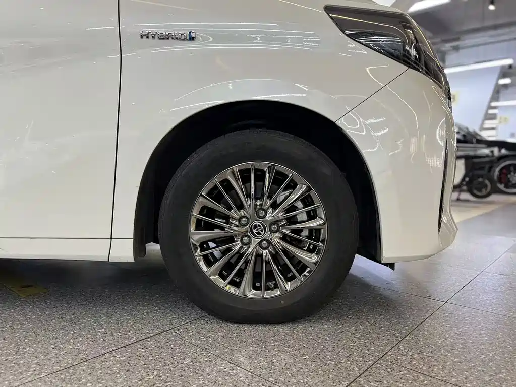 Toyota Alphard — фото 4