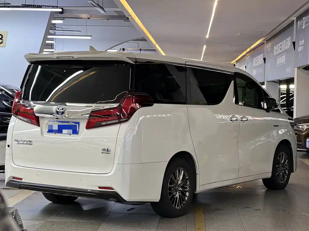 Toyota Alphard — фото 5