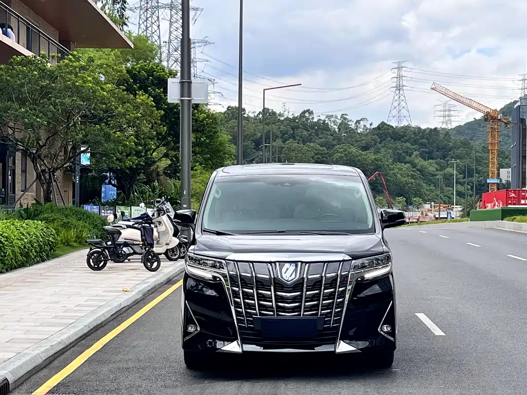Toyota Alphard — фото 2