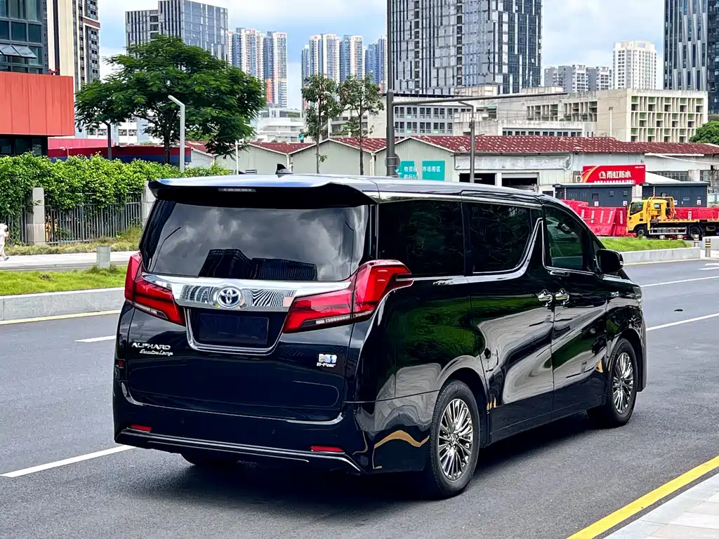Toyota Alphard — фото 13