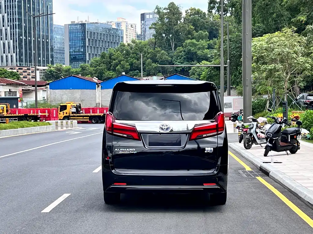 Toyota Alphard — фото 14