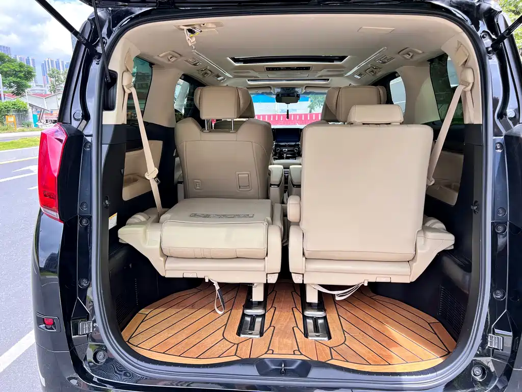 Toyota Alphard — фото 17