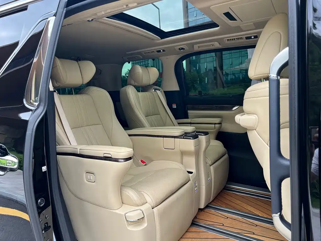 Toyota Alphard — фото 8