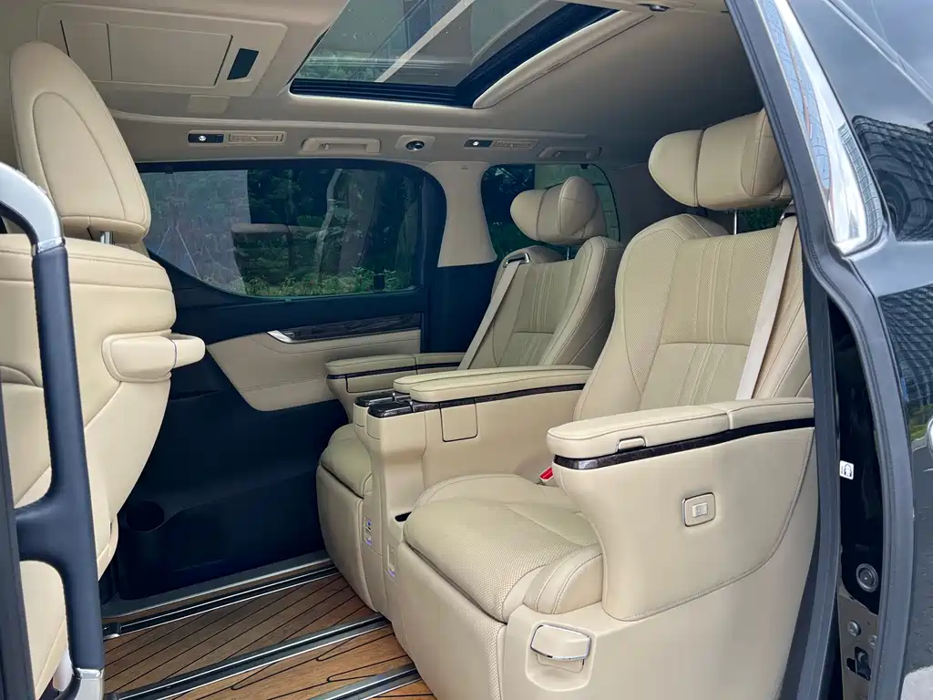 Toyota Alphard — фото 9
