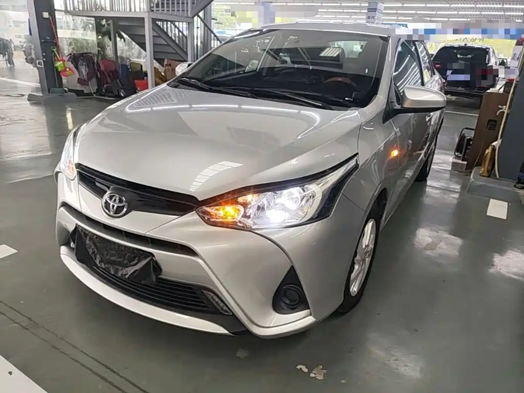 Toyota Yaris L — фото 2