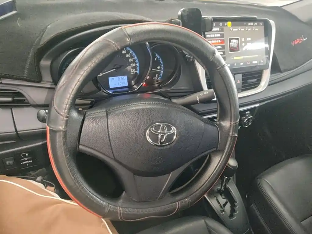 Toyota Yaris L — фото 11