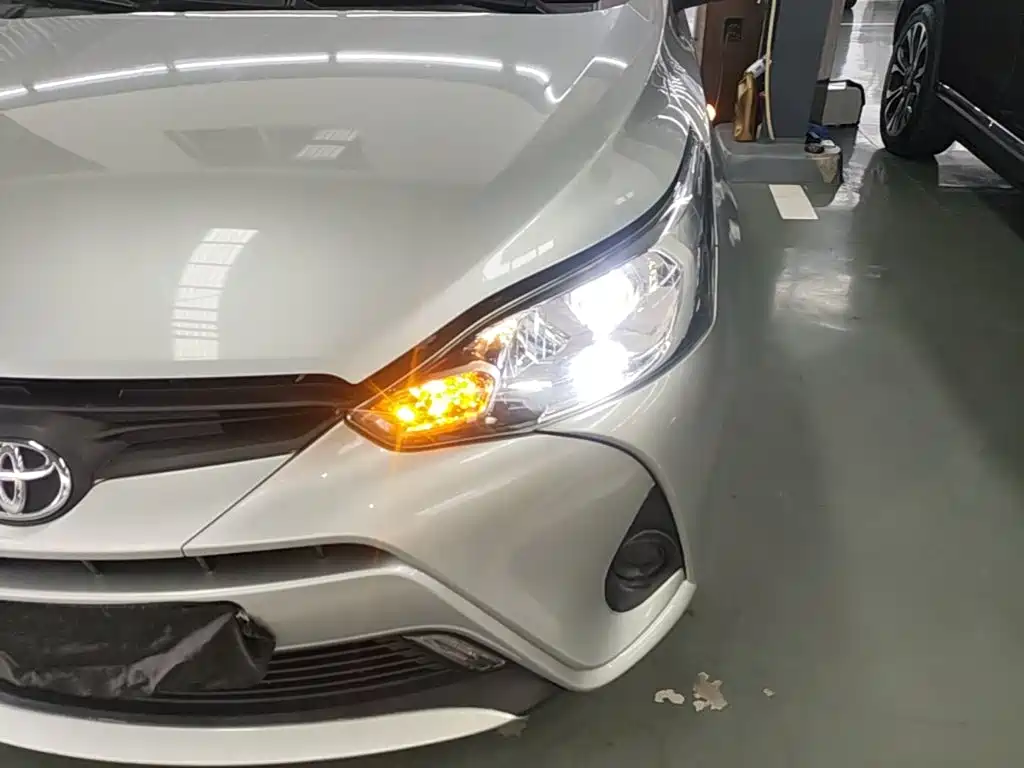 Toyota Yaris L — фото 24