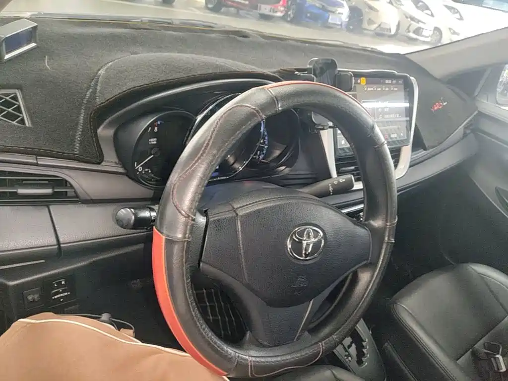 Toyota Yaris L — фото 10