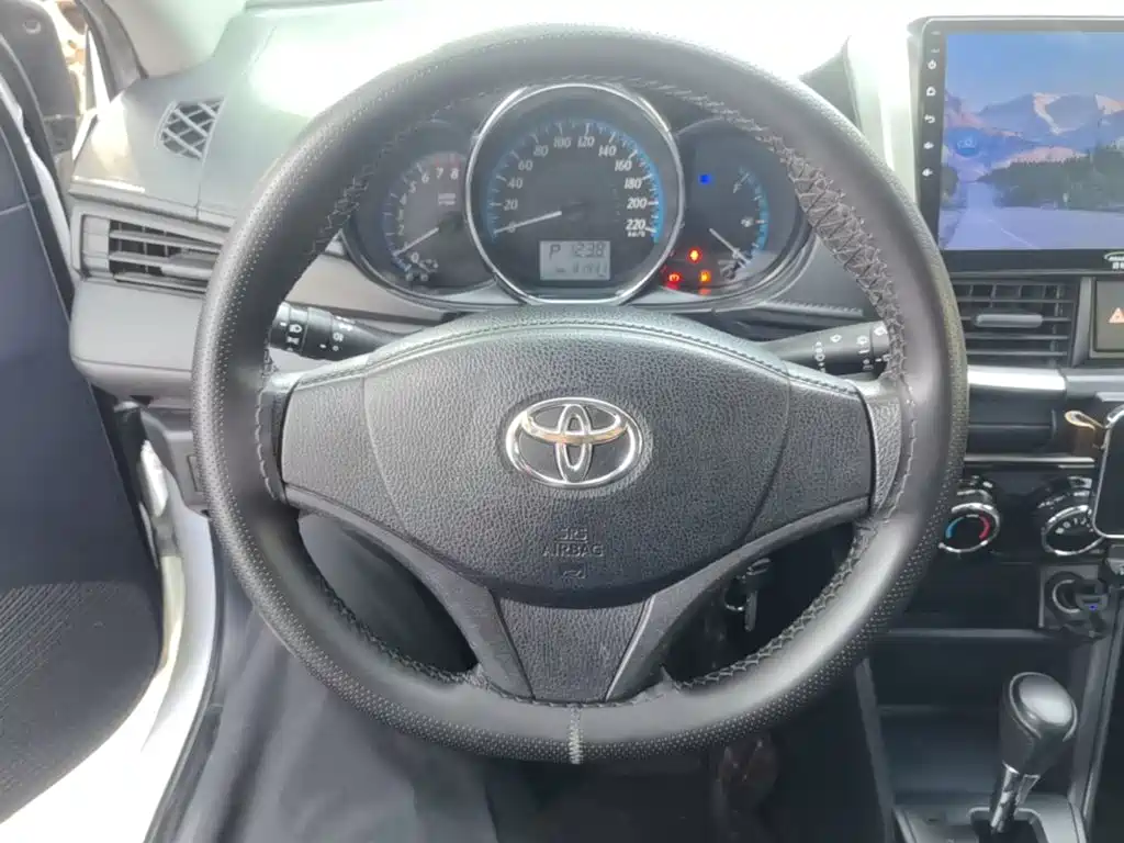 Toyota Yaris L — фото 11