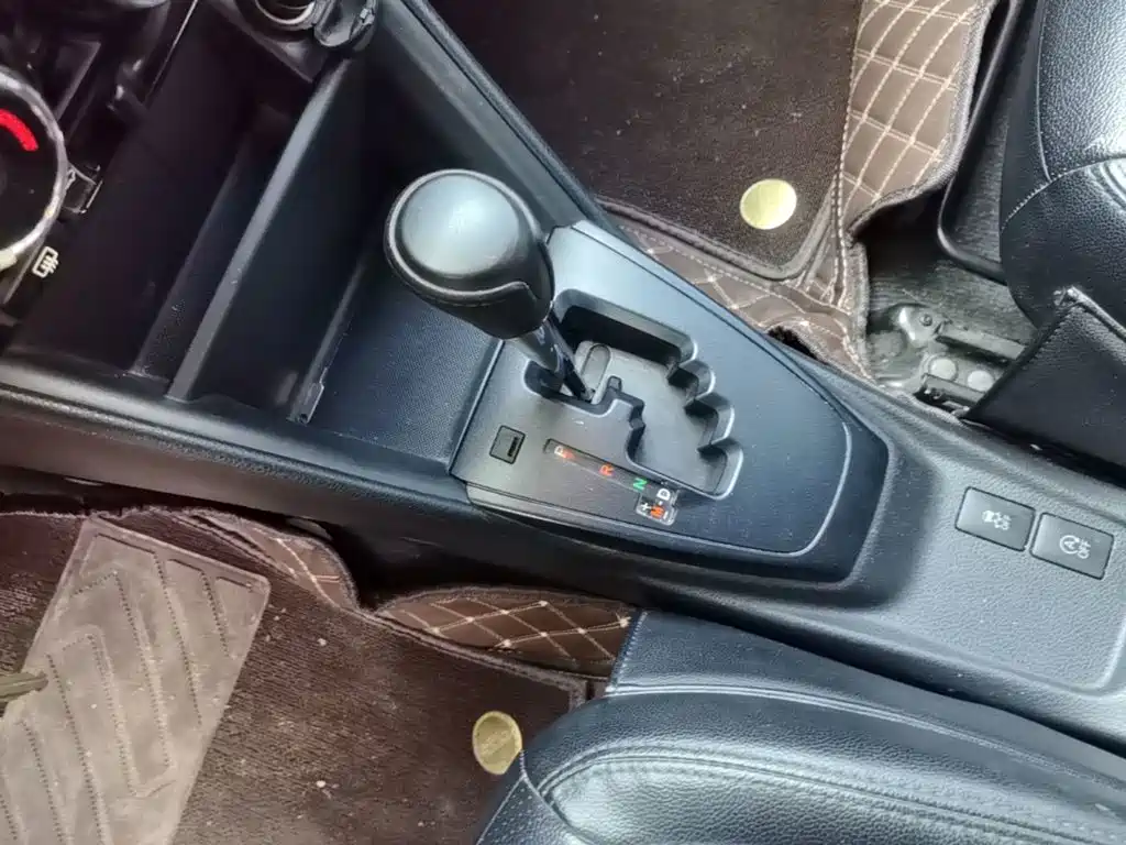 Toyota Yaris L — фото 14