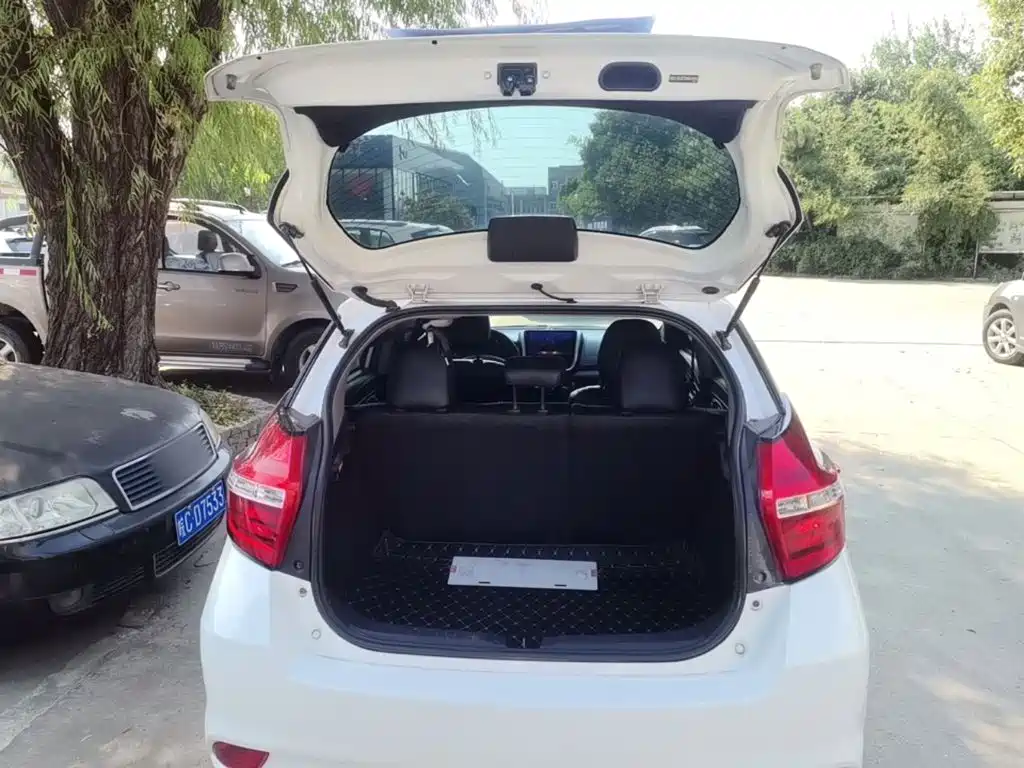 Toyota Yaris L — фото 19