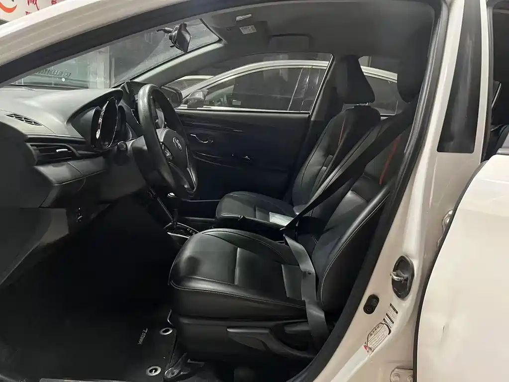 Toyota Yaris L — фото 2