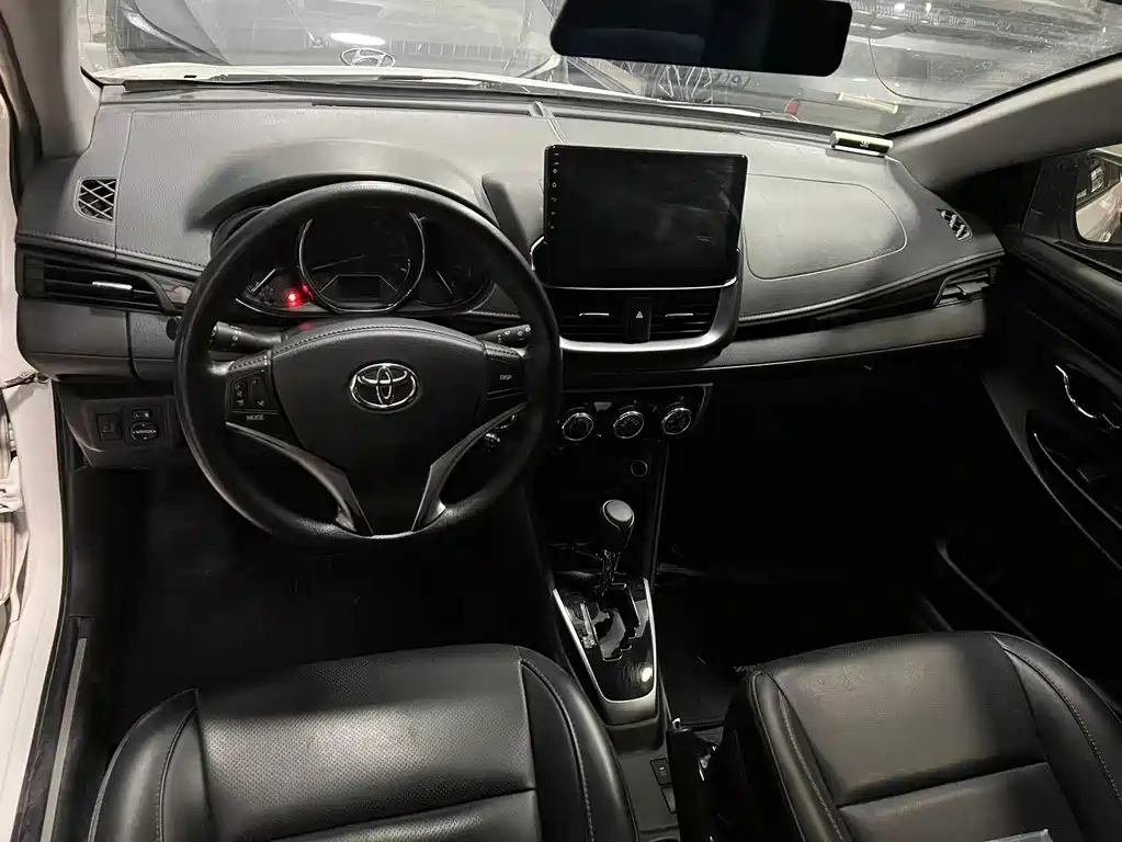 Toyota Yaris L — фото 3