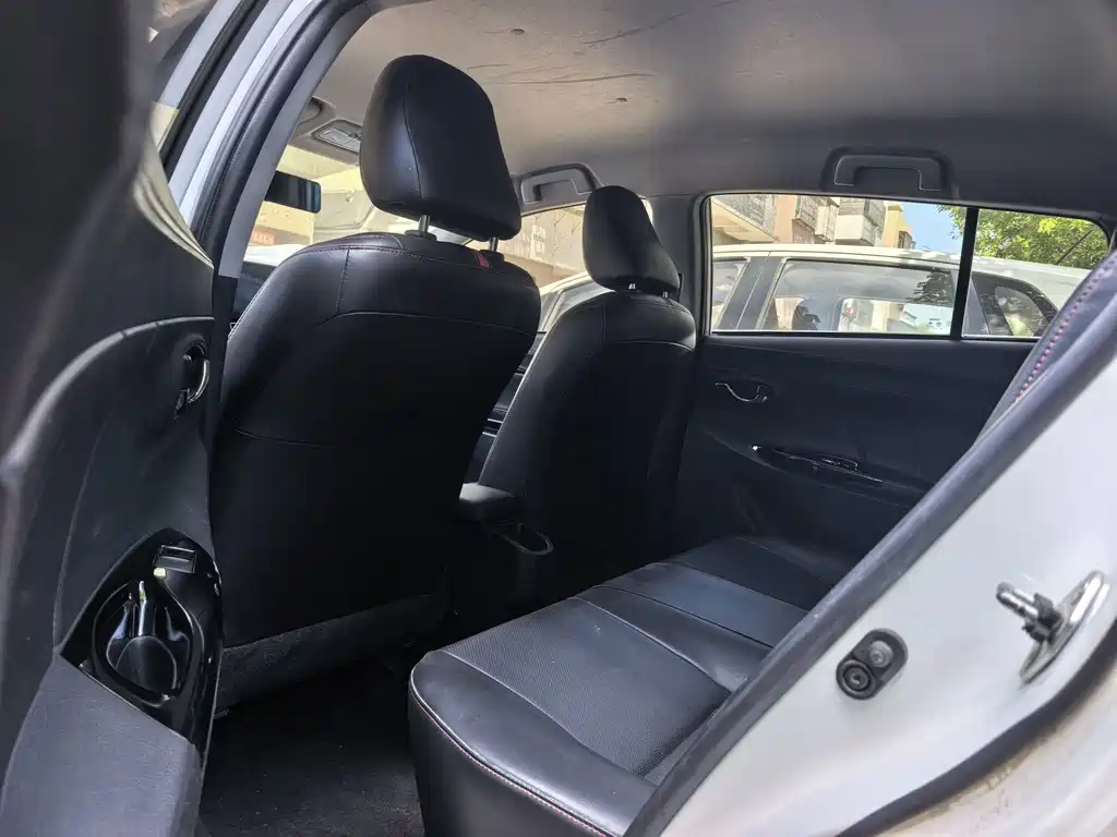 Toyota Yaris L — фото 4