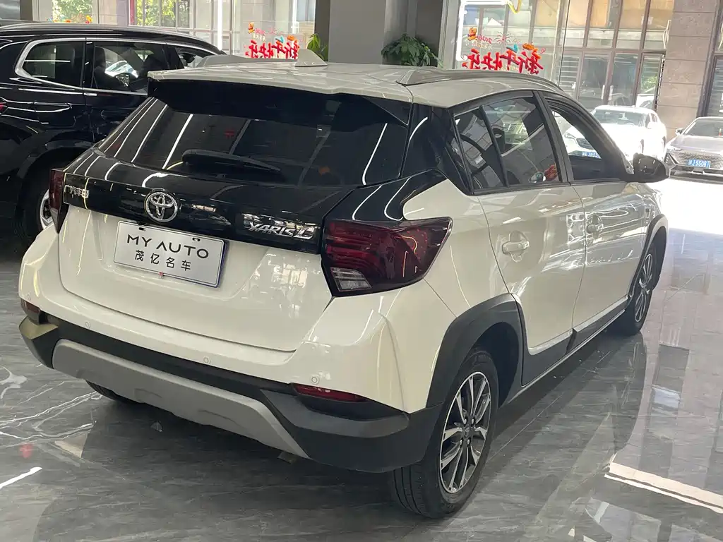 Toyota Yaris L — фото 11