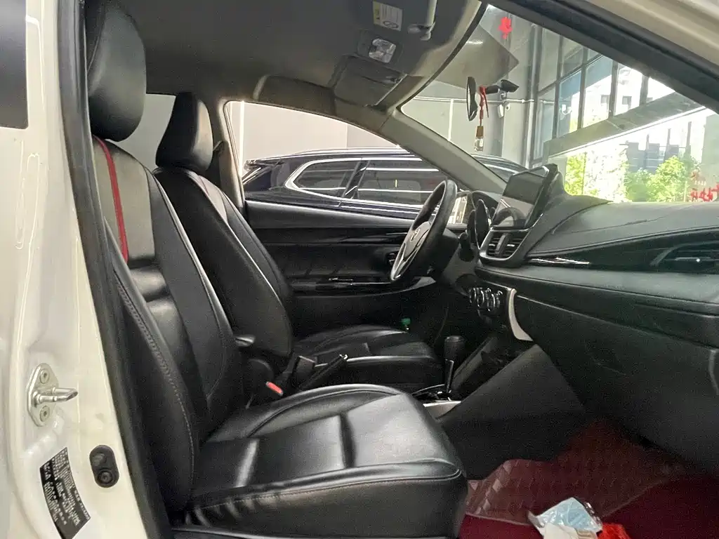 Toyota Yaris L — фото 8