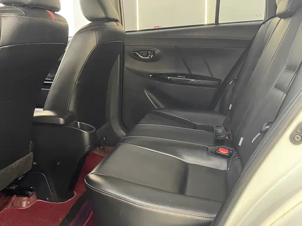 Toyota Yaris L — фото 10