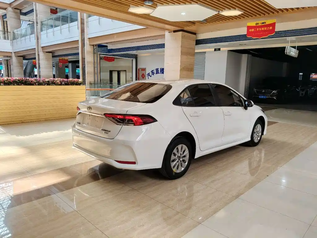 Toyota Corolla — фото 5