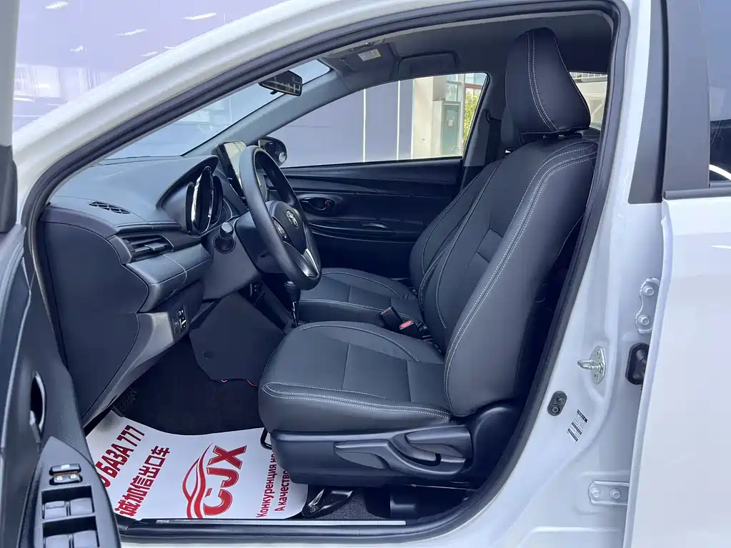 Toyota Yaris L — фото 7